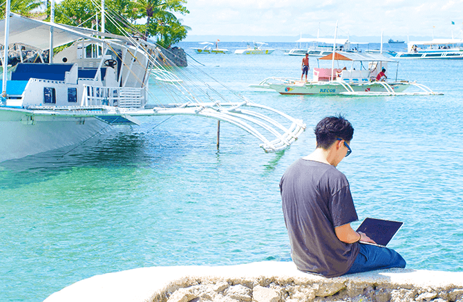 自習時間で5時間、休日はビーチやカフェでプログラミング学習も